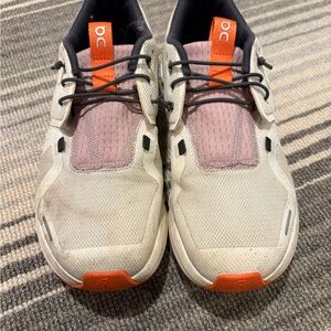 On Cloud Sky girls' shoes in the white/dust and acai